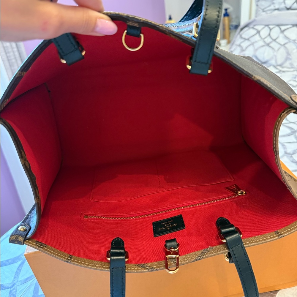 Louis Vuitton On The Go MM Tote - Picture 9 of 17